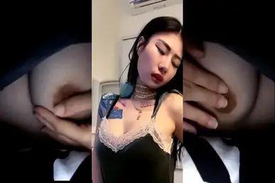 Tiktokers Vey Ruby Jane Remas Toket Sampai Tegang